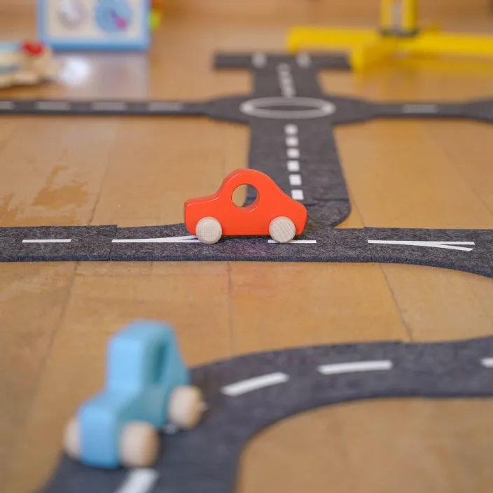 Filz-Spielstraße mit 2 Fahrzeugen
