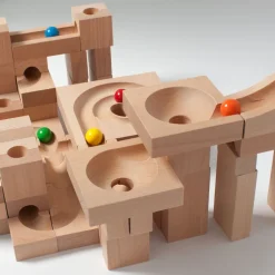 Kugelbahn aus Holz