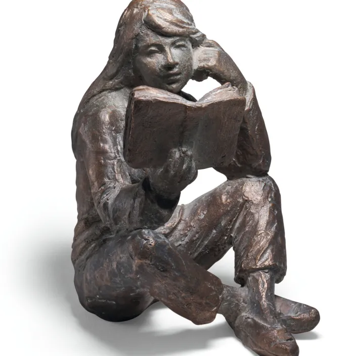Luis Höger: Skulptur »Lesende«, Bronze