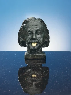 Nemecek, J.: »Einstein-Kopf mit goldener Zunge«